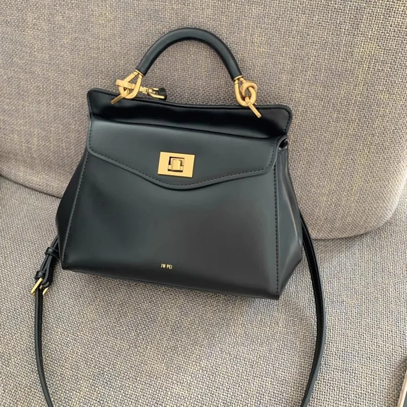 2026 JW PEI Pillow Bag, Lock B - Luxury Bags That Are Affordable avis et prix
